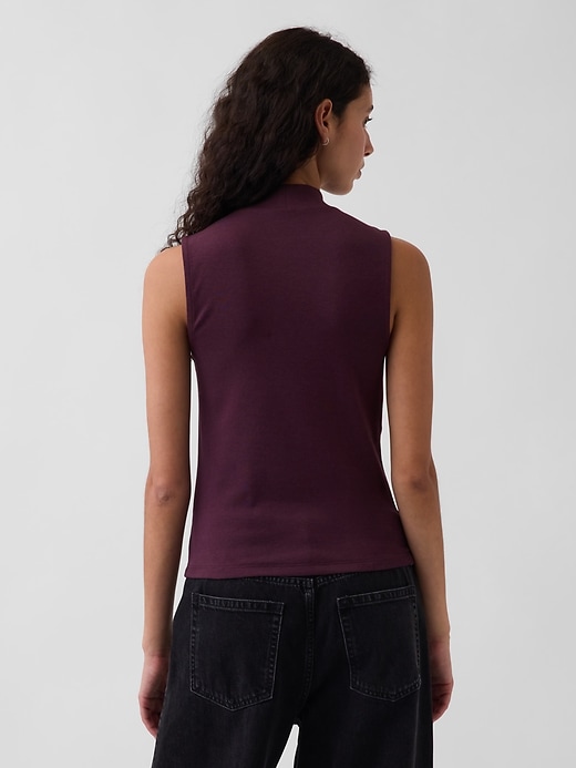 L'image numéro 3 présente Camisole moderne à col montant