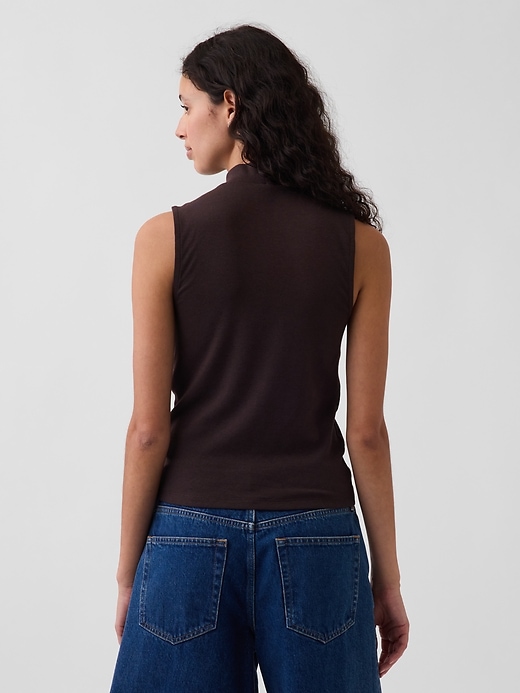 L'image numéro 3 présente Camisole moderne à col montant