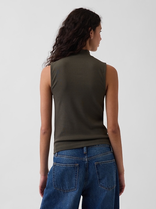 L'image numéro 3 présente Camisole moderne à col montant