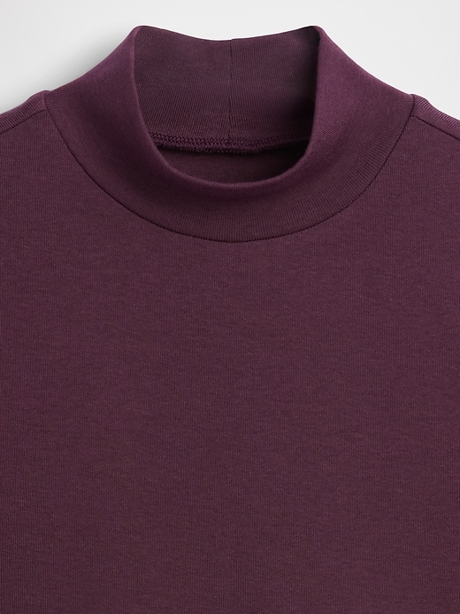 L'image numéro 4 présente Camisole moderne à col montant