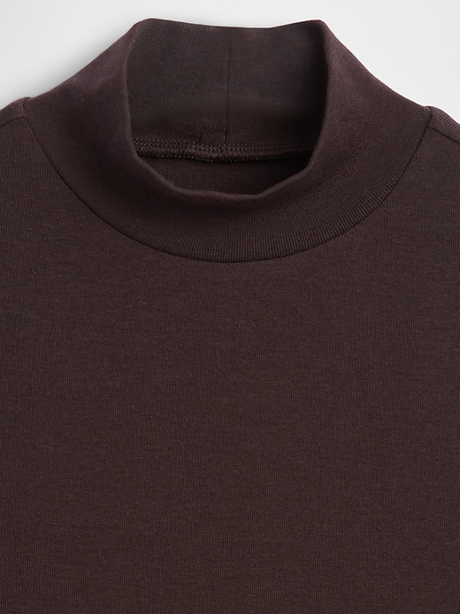 L'image numéro 4 présente Camisole moderne à col montant