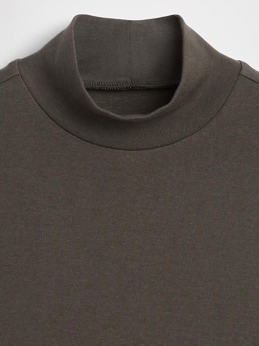 L'image numéro 4 présente Camisole moderne à col montant