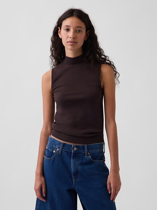 L'image numéro 1 présente Camisole moderne à col montant