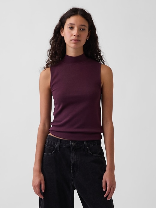 L'image numéro 1 présente Camisole moderne à col montant