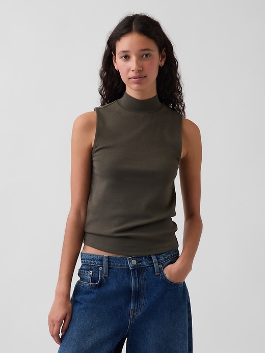 L'image numéro 1 présente Camisole moderne à col montant