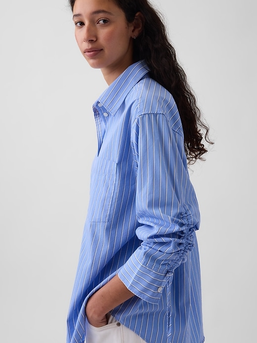 L'image numéro 4 présente Chemise surdimensionnée à manches foncées en popeline de coton biologique
