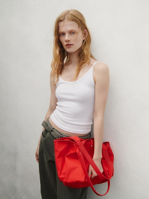 L'image numéro 6 présente Camisole courte moderne