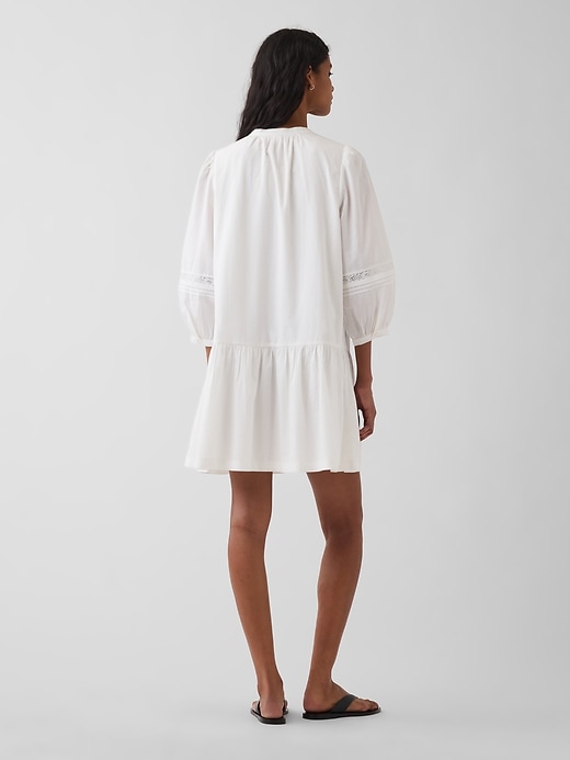 L'image numéro 2 présente Robe courte à taille basse bordée de dentelle