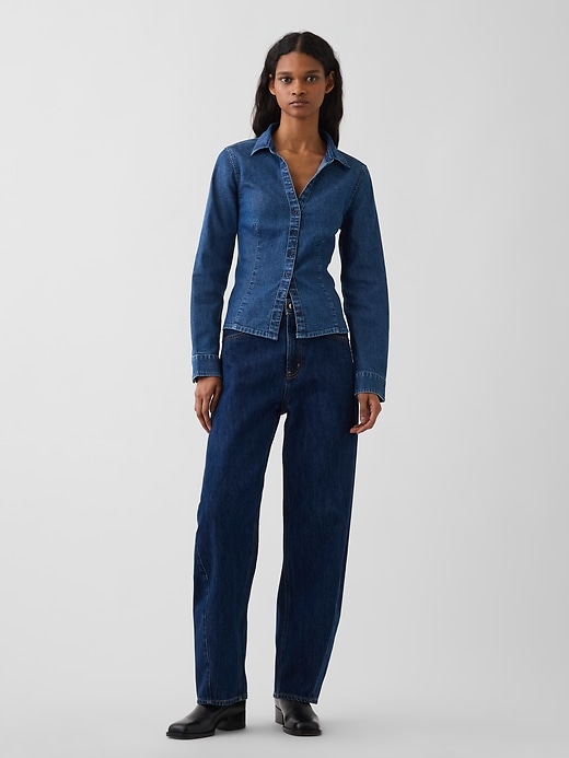 L'image numéro 2 présente Chemisier ajusté en denim