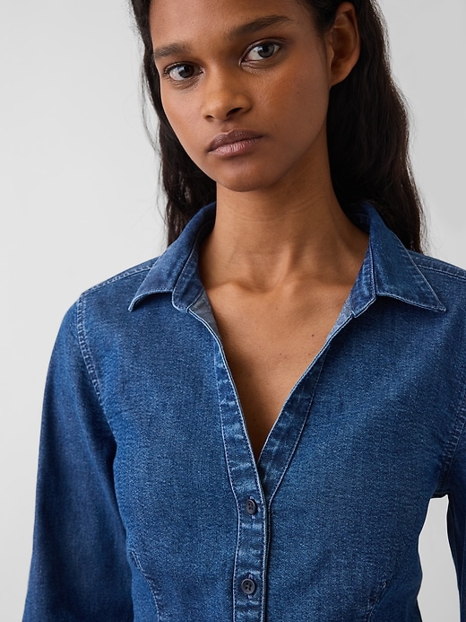L'image numéro 4 présente Chemisier ajusté en denim