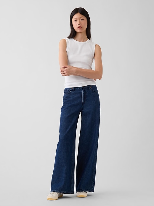 L'image numéro 2 présente Camisole moderne ras du cou