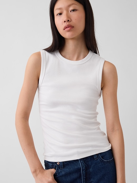 L'image numéro 4 présente Camisole moderne ras du cou