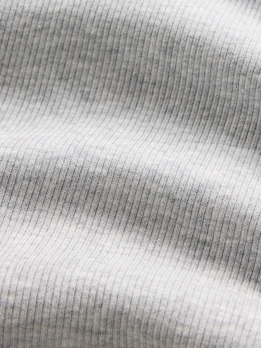 L'image numéro 4 présente T-shirt côtelé moderne