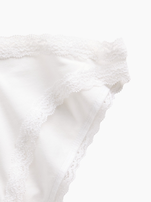 L'image numéro 3 présente Culotte bikini en coton biologique extensible PureDouceur à bordure en dentelle