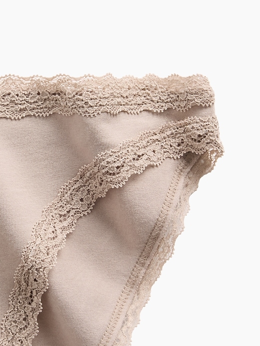 L'image numéro 3 présente Culotte bikini en coton biologique extensible PureDouceur à bordure en dentelle