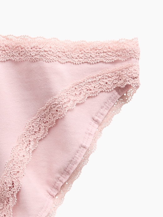 L'image numéro 3 présente Culotte bikini en coton biologique extensible PureDouceur à bordure en dentelle