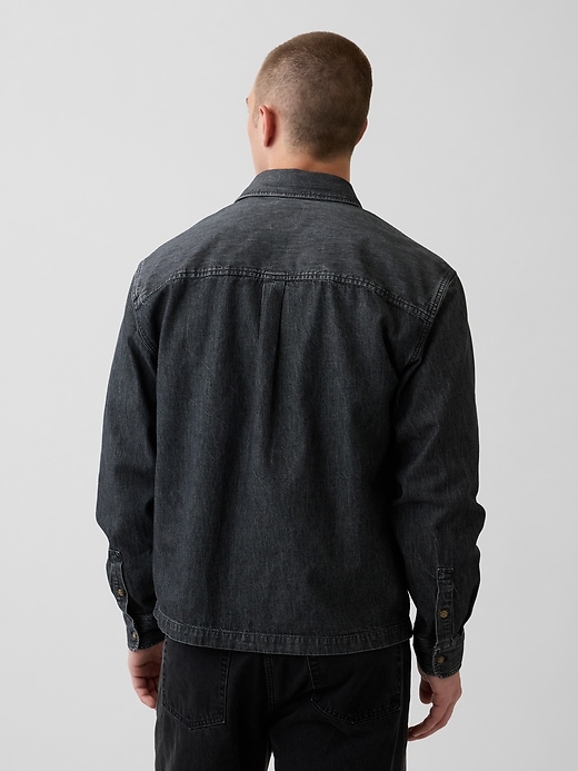 L'image numéro 3 présente Chemise décontractée en denim à ourlet droit