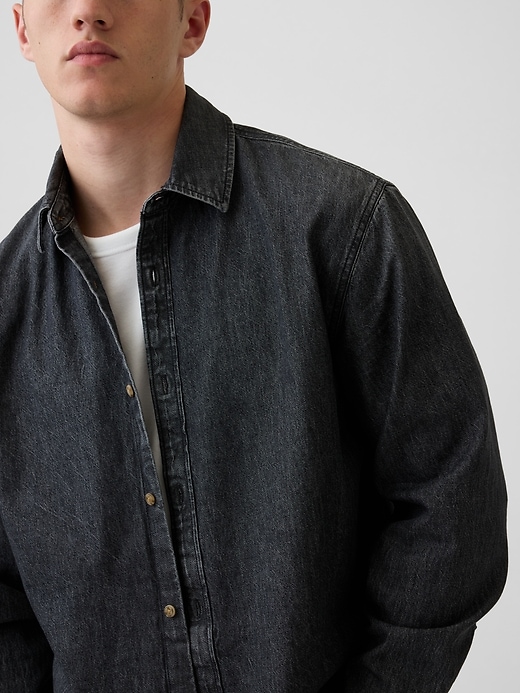 L'image numéro 4 présente Chemise décontractée en denim à ourlet droit