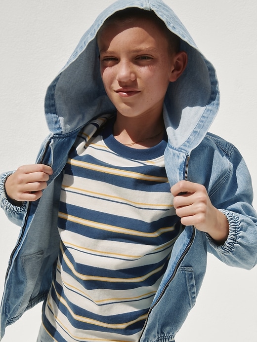L'image numéro 6 présente Veste décontractée en denim à capuchon pour Enfant