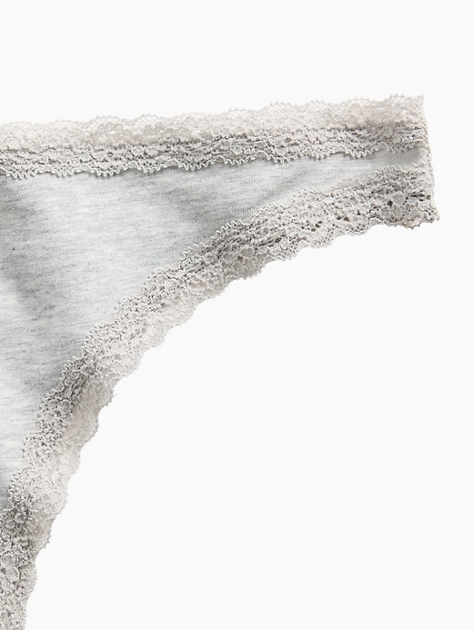 L'image numéro 3 présente Tanga en coton biologique extensible PureDouceur à bordure en dentelle
