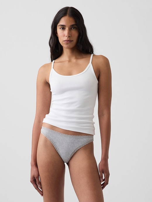 L'image numéro 1 présente Tanga en coton biologique extensible PureDouceur à bordure en dentelle