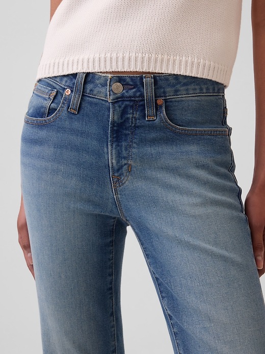 L'image numéro 6 présente Jean étroit légèrement évasé court à taille basse