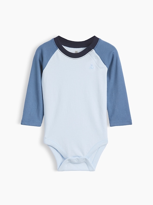 L'image numéro 1 présente Cache-couche à manches raglan en coton biologique aux couleurs contrastées pour Bébé