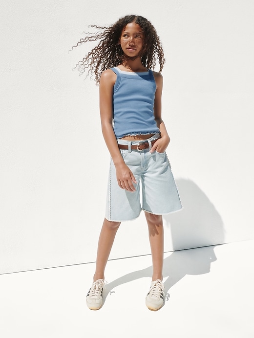 L'image numéro 7 présente Bermuda à taille basse en denim pour Enfant