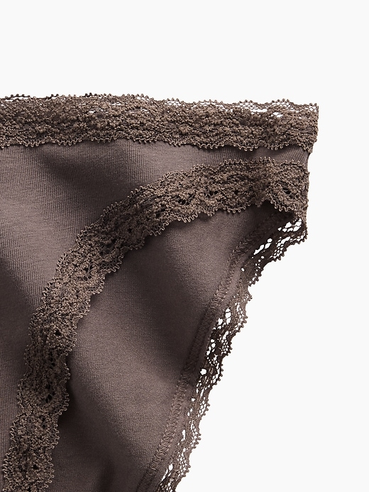 L'image numéro 3 présente Culotte bikini en coton biologique extensible PureDouceur à bordure en dentelle