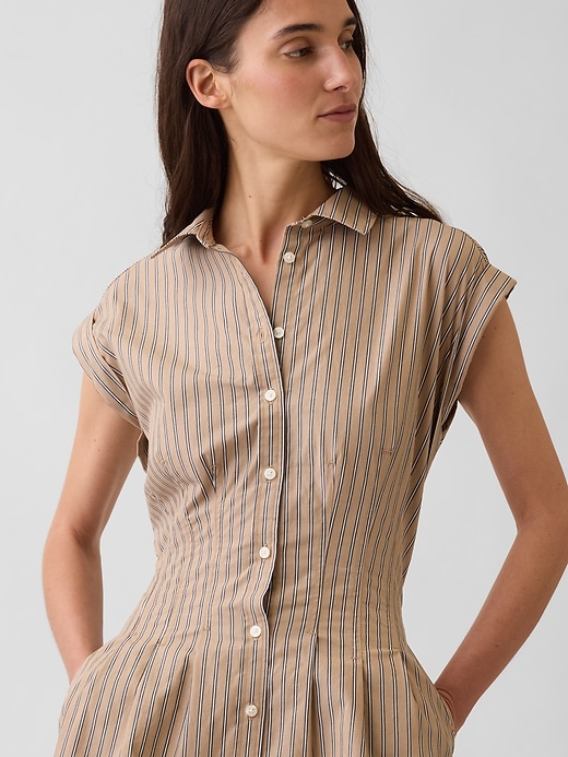 L'image numéro 5 présente Robe chemisier mi-longue à taille cintrée en popeline rayée