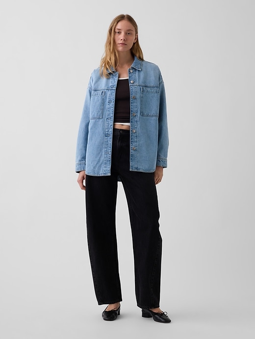 L'image numéro 2 présente Veste-chemise surdimensionnée en denim