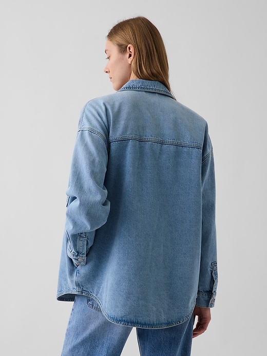 L'image numéro 3 présente Veste-chemise surdimensionnée en denim