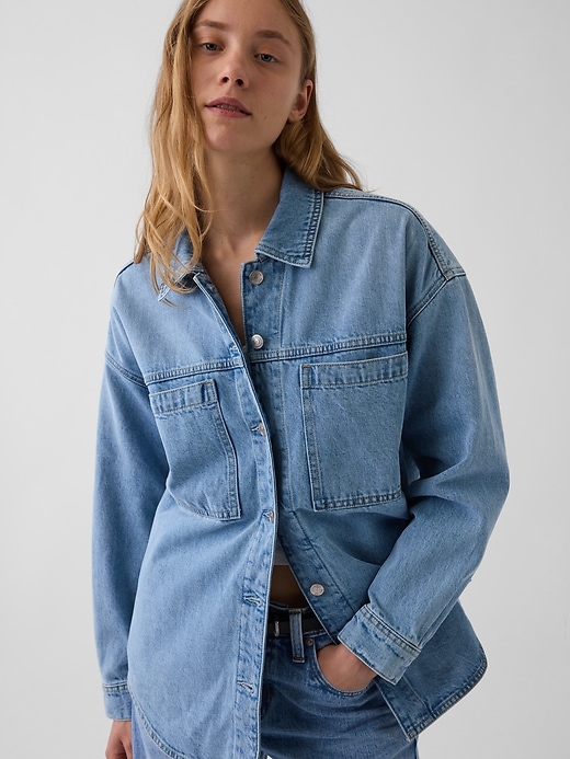 L'image numéro 4 présente Veste-chemise surdimensionnée en denim