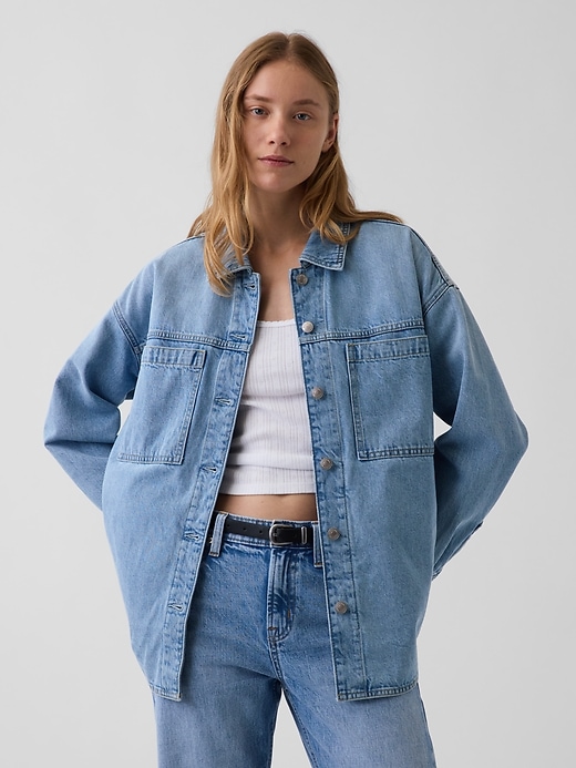 L'image numéro 1 présente Veste-chemise surdimensionnée en denim