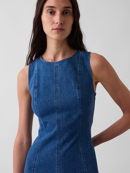 L'image numéro 4 présente Robe longue en denim à surpiqûres