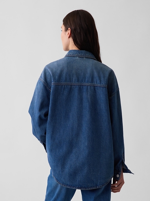L'image numéro 3 présente Veste-chemise surdimensionnée en denim