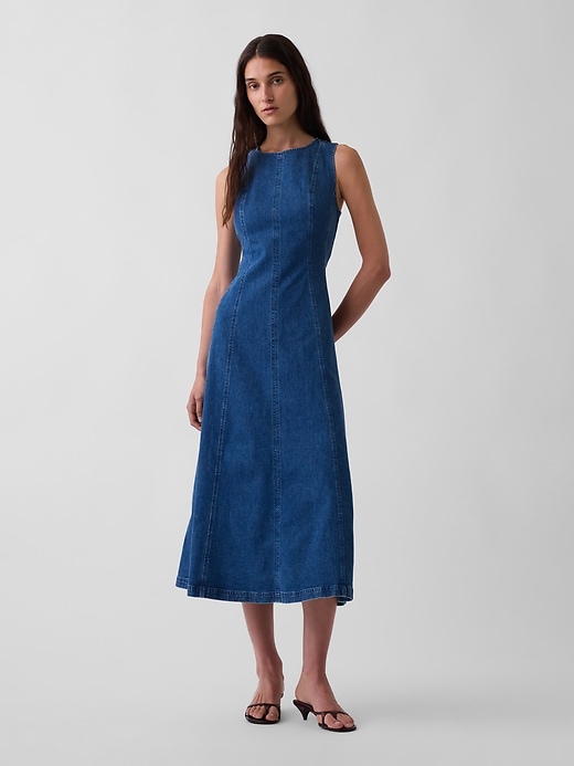 L'image numéro 1 présente Robe longue en denim à surpiqûres