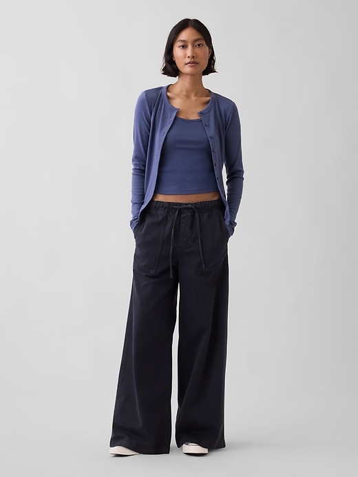 L'image numéro 2 présente Camisole courte moderne