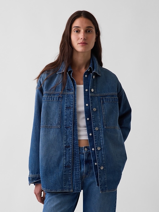 L'image numéro 1 présente Veste-chemise surdimensionnée en denim