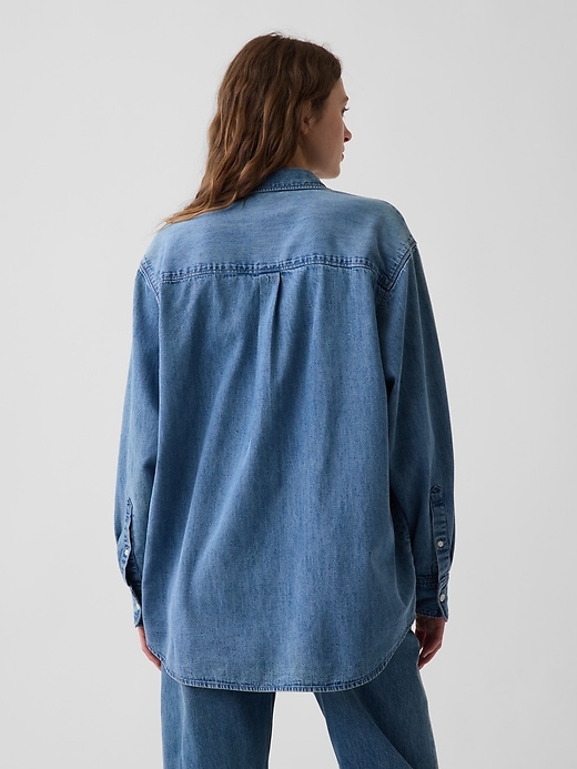 L'image numéro 3 présente Chemise ample en denim