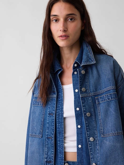 L'image numéro 5 présente Veste-chemise surdimensionnée en denim