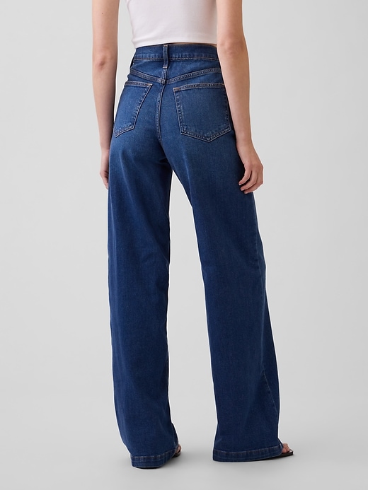 L'image numéro 4 présente Jean sportif à jambe large à taille haute