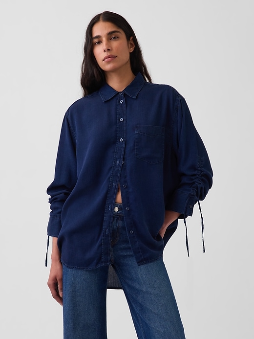 L'image numéro 1 présente Chemisier surdimensionné à manches froncées en denim