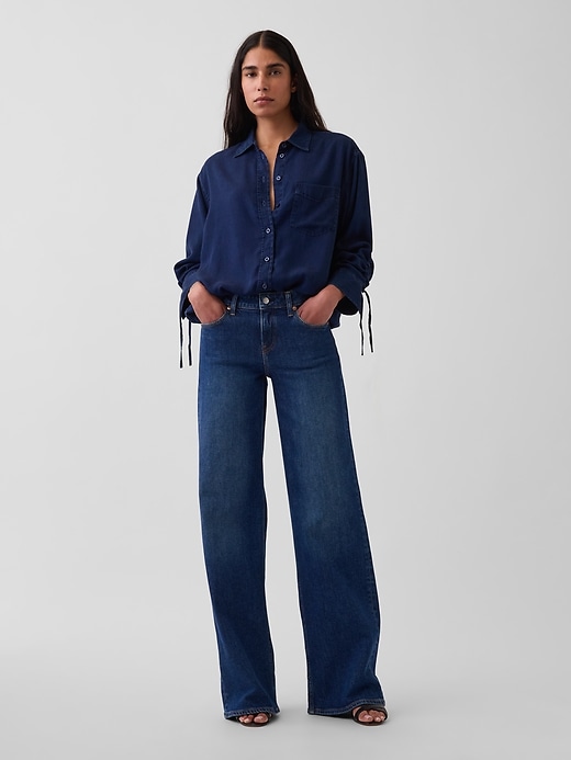 L'image numéro 2 présente Chemisier surdimensionné à manches froncées en denim