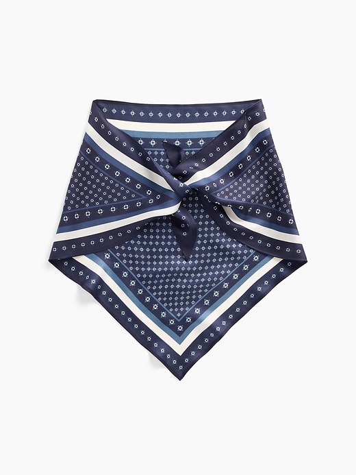 L'image numéro 1 présente Écharpe bandana triangulaire surdimensionnée 100 % soie