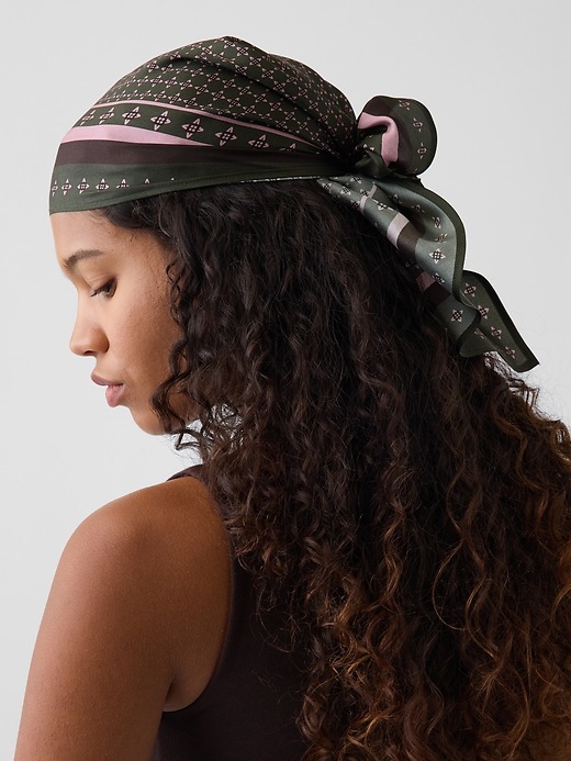 L'image numéro 2 présente Écharpe bandana triangulaire surdimensionnée 100 % soie