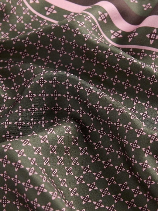 L'image numéro 4 présente Écharpe bandana triangulaire surdimensionnée 100 % soie