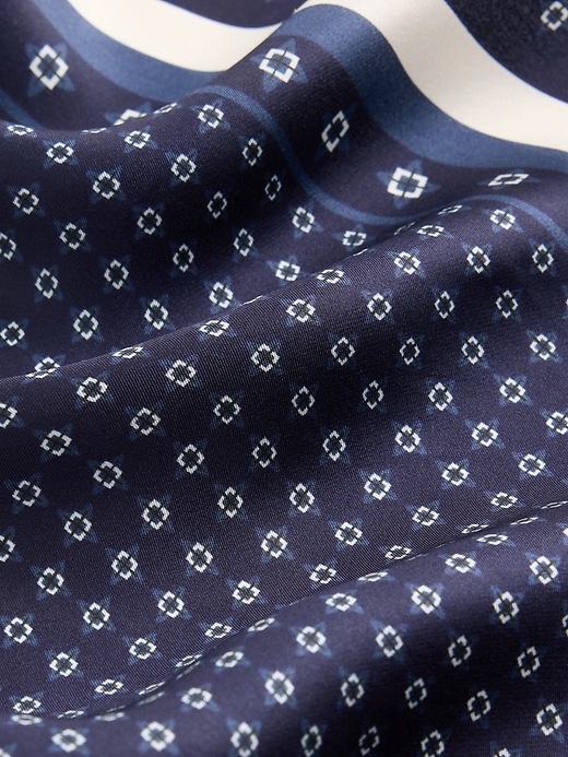 L'image numéro 4 présente Écharpe bandana triangulaire surdimensionnée 100 % soie