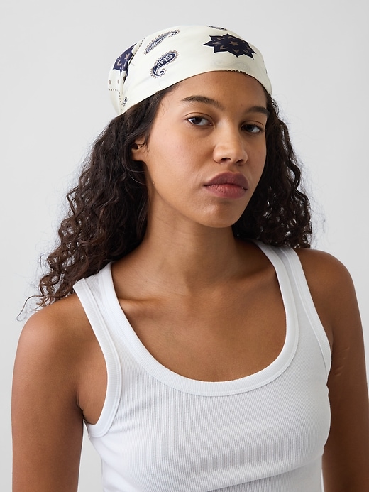 L'image numéro 2 présente Bandana 100 % soie