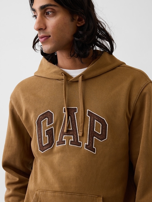 L'image numéro 4 présente Chandail à capuchon VintageDoux avec logo incurvé pour Adulte